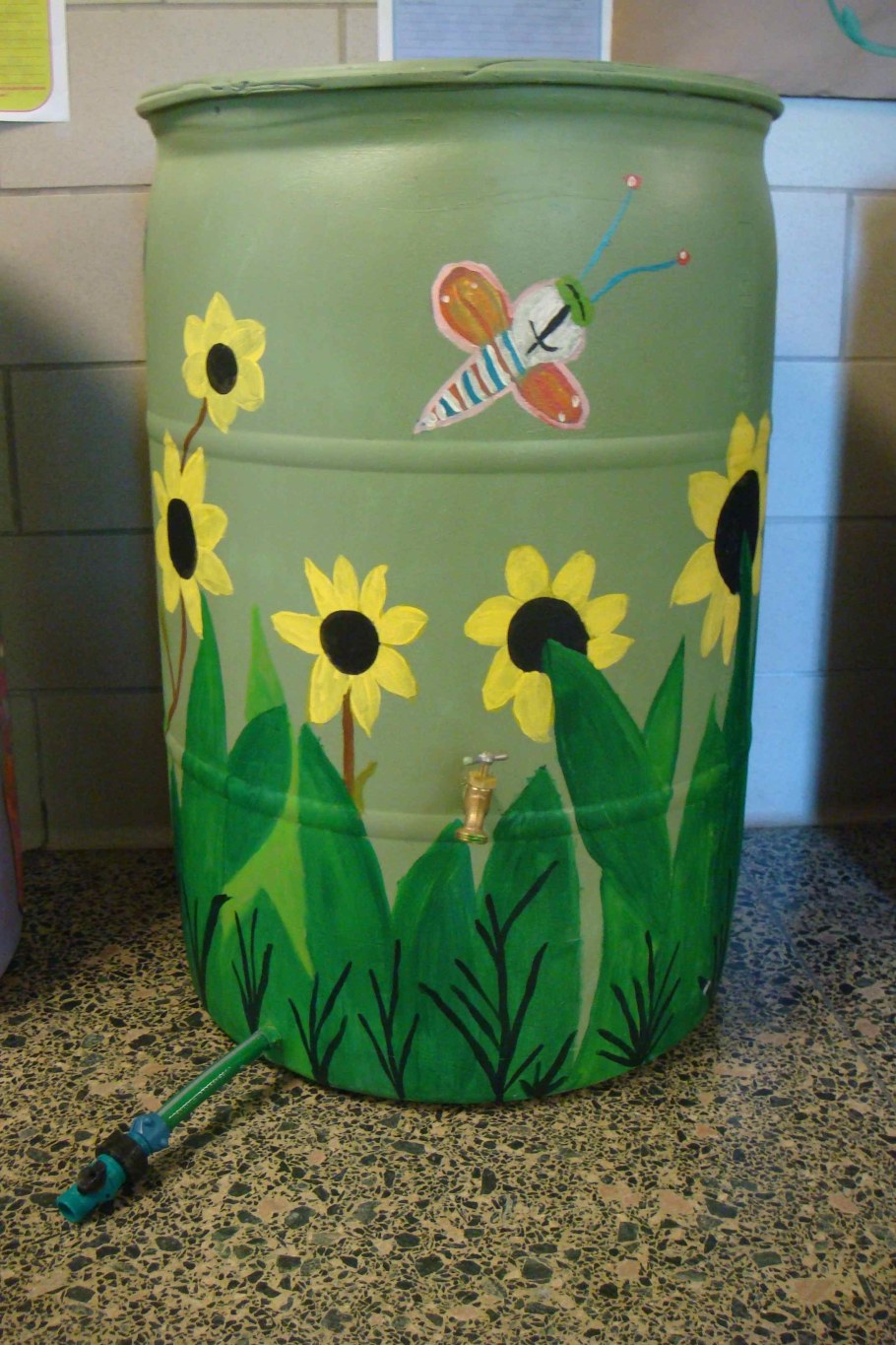 Разрисованные бочки на даче