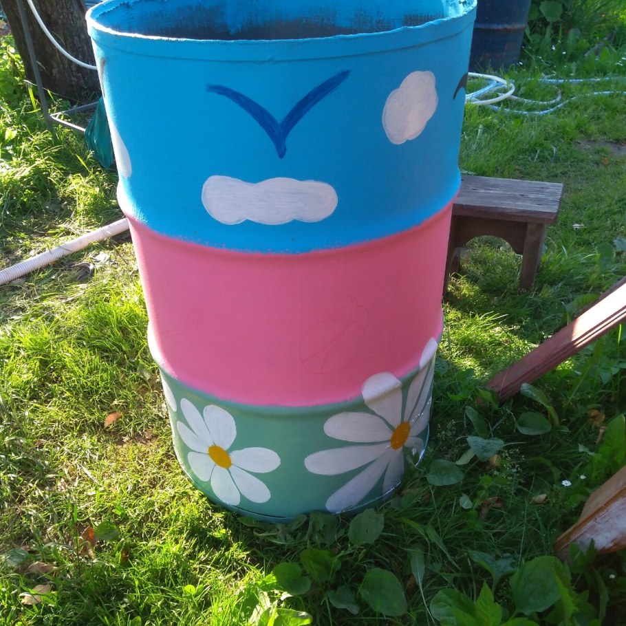 Бочка в саду декор