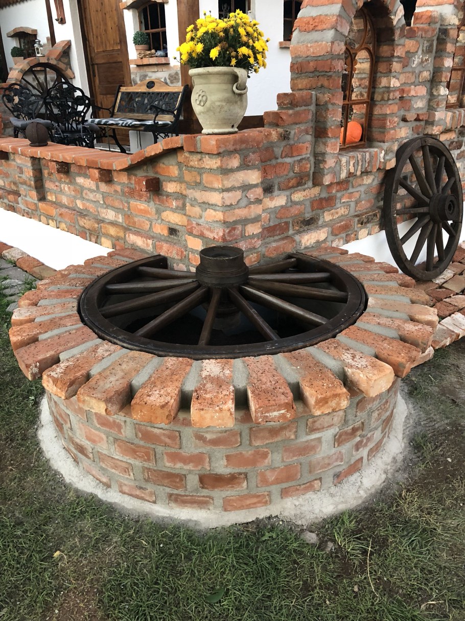 Декор из кирпича в саду