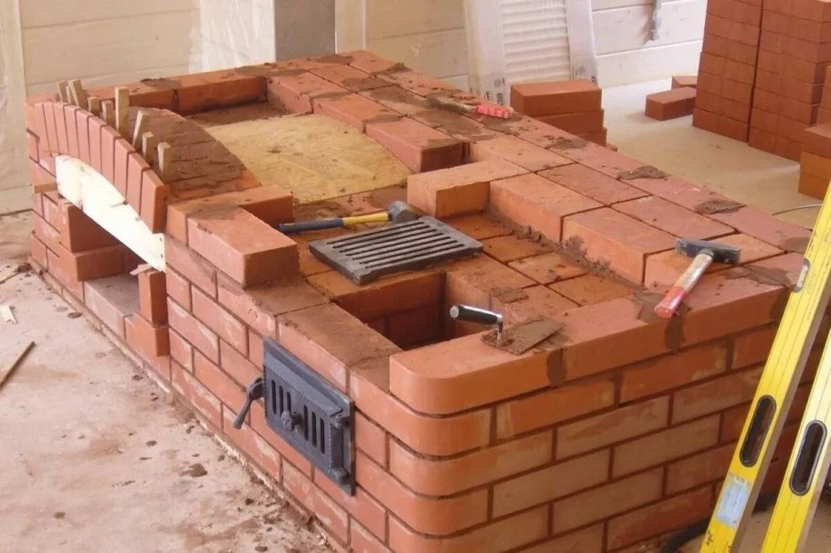 Оригинальные клумбы из кирпича