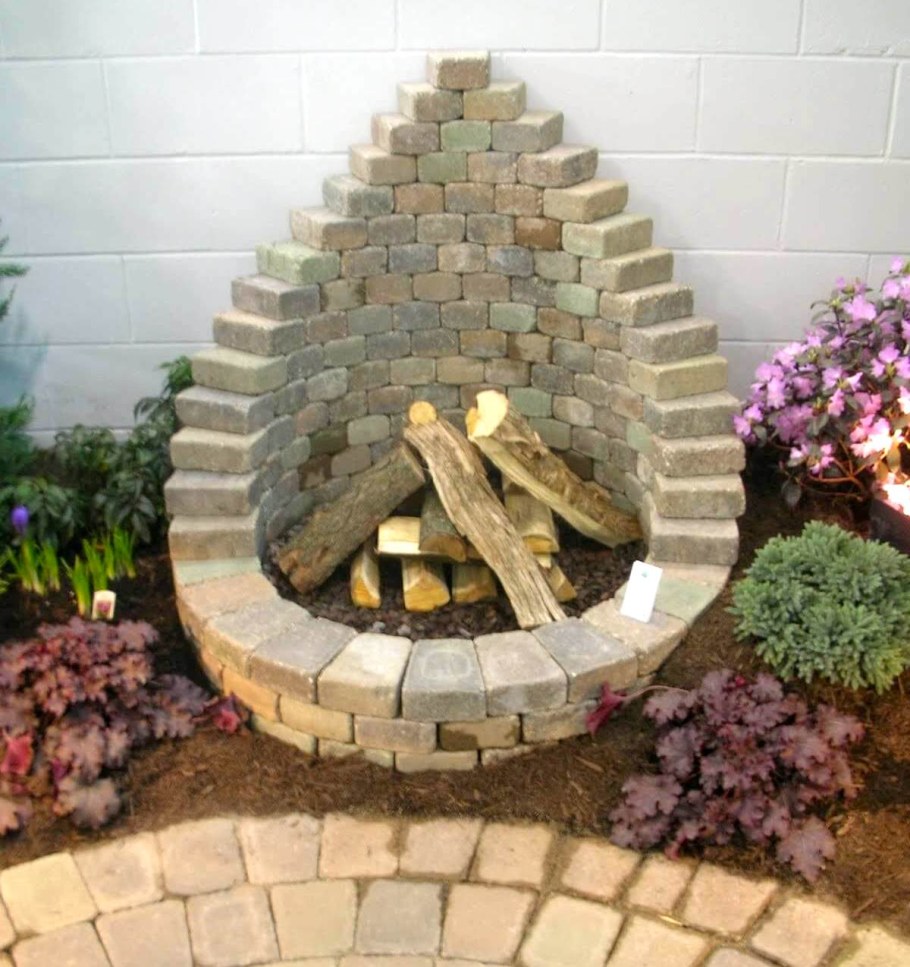 Декор из кирпича в саду