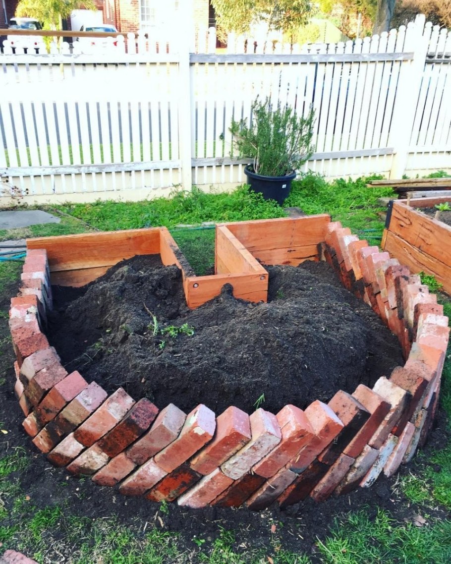 Красивые клумбы из кирпича