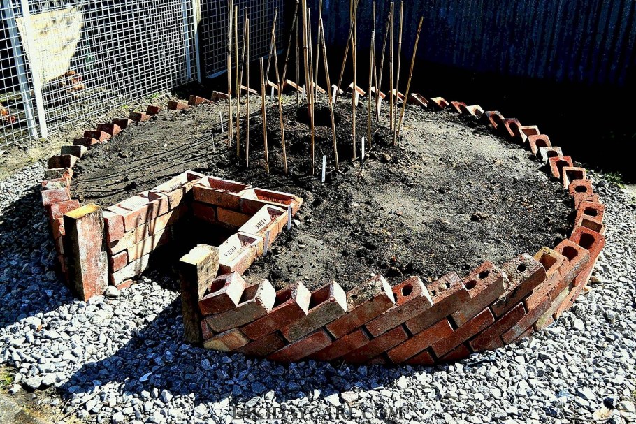 Клумба из кирпича