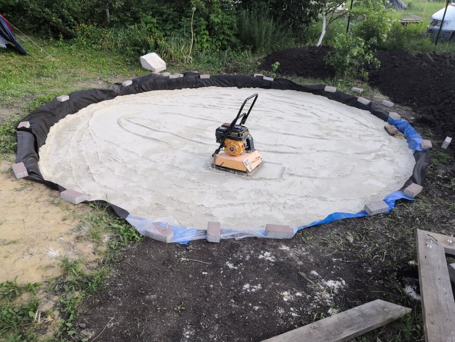 Подиум для бассейна на даче