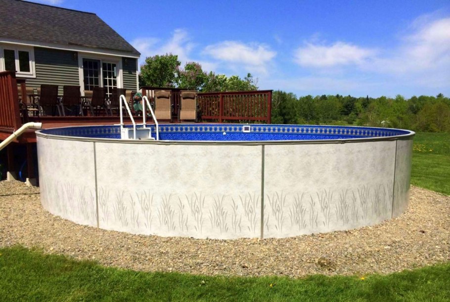 Бассейн с деревянным настилом