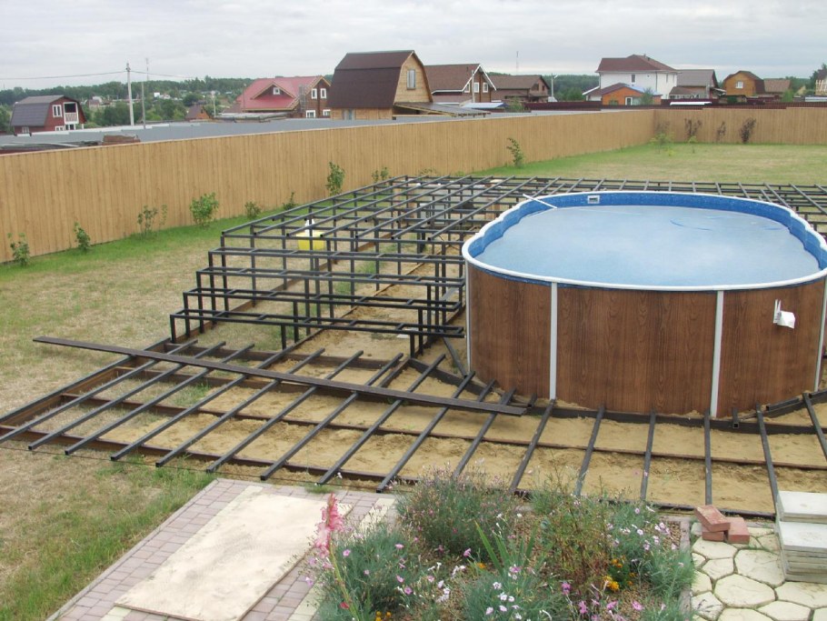 Деревянный подиум для каркасного бассейна