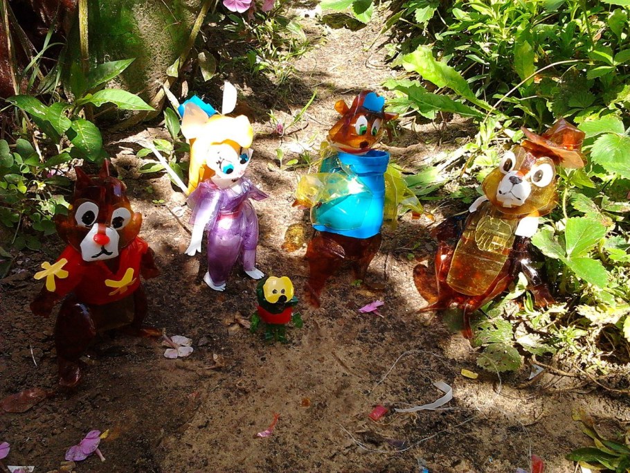 Украшение клумб пластиковыми бутылками