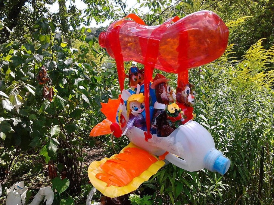 Пластиковые бутылки для сада