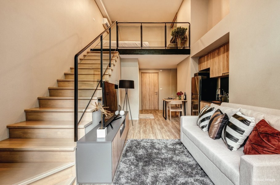 Интерьер кухни с лестницей