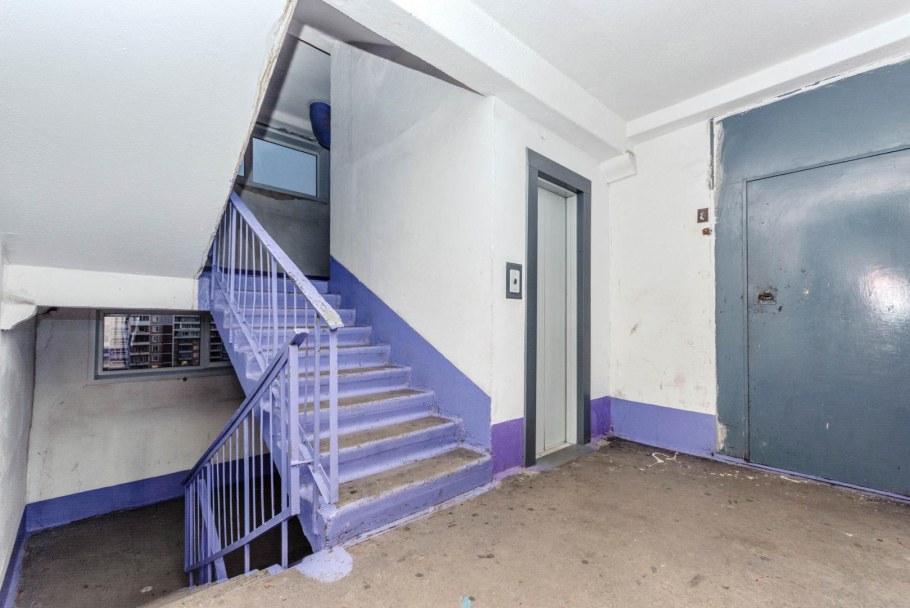 Интерьер с лестницей на второй этаж