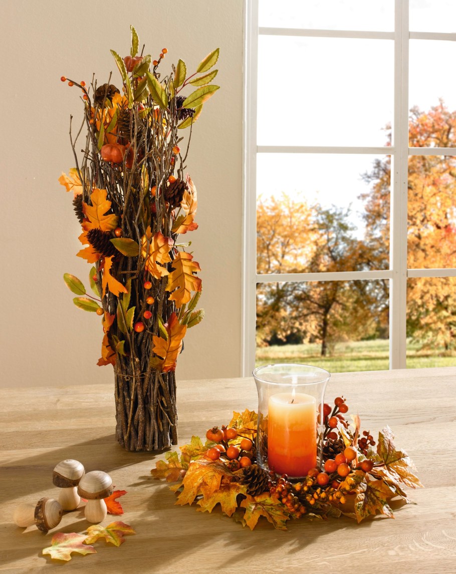 Высокие цветы в стеклянной вазе