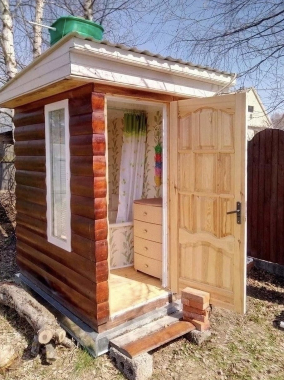 Туалет с умывальником на даче