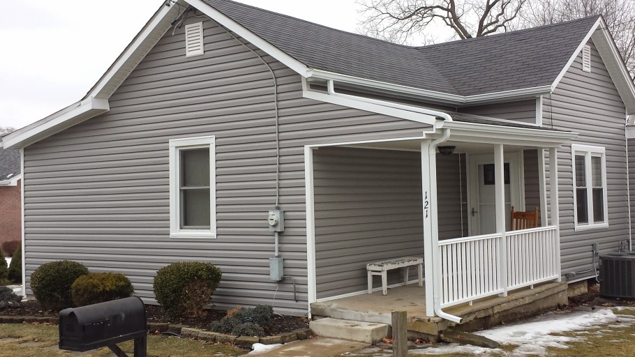 Дом обшитый серым сайдингом