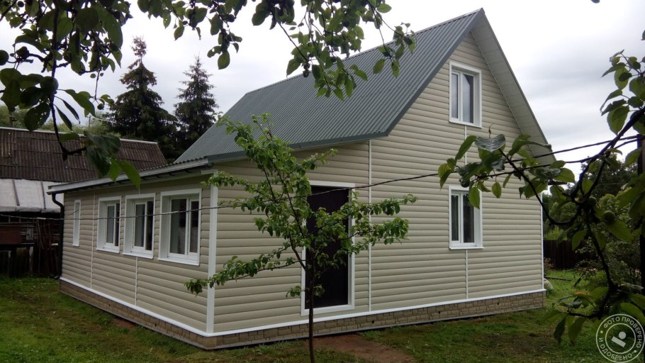 Дачный дом обшитый сайдингом