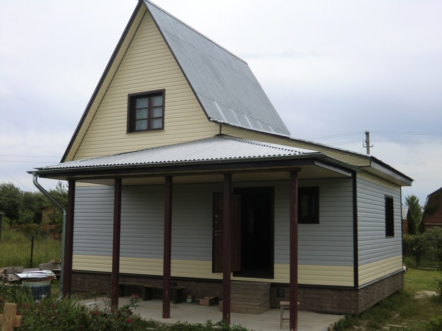 Дачный домик отделанный сайдингом