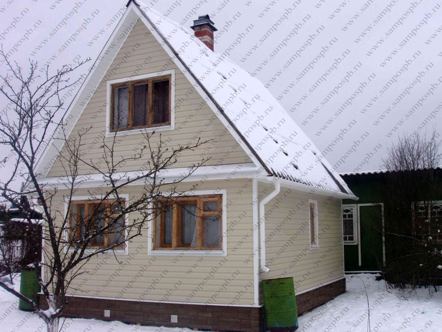 Деревенский дом обшитый сайдингом