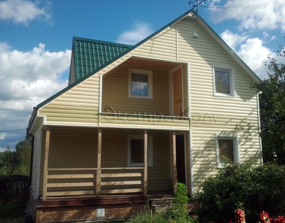 Дачный дом обшитый сайдингом