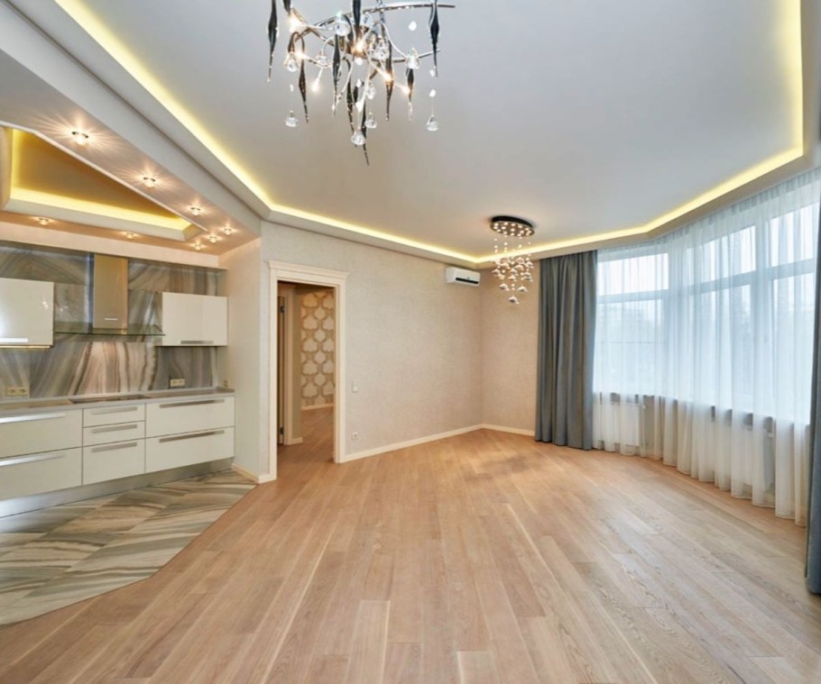 Колонна в интерьере гостиной современный стиль