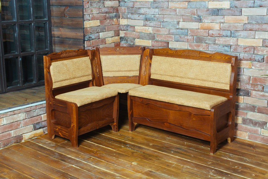 Деревянный диван в интерьере