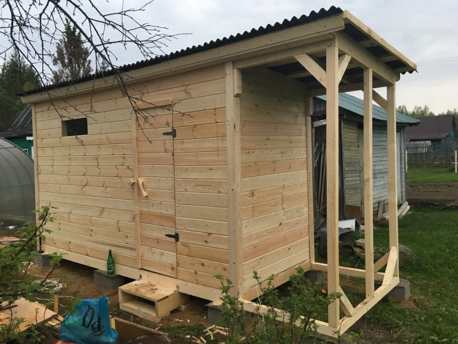 Сарай с туалетом для дачи
