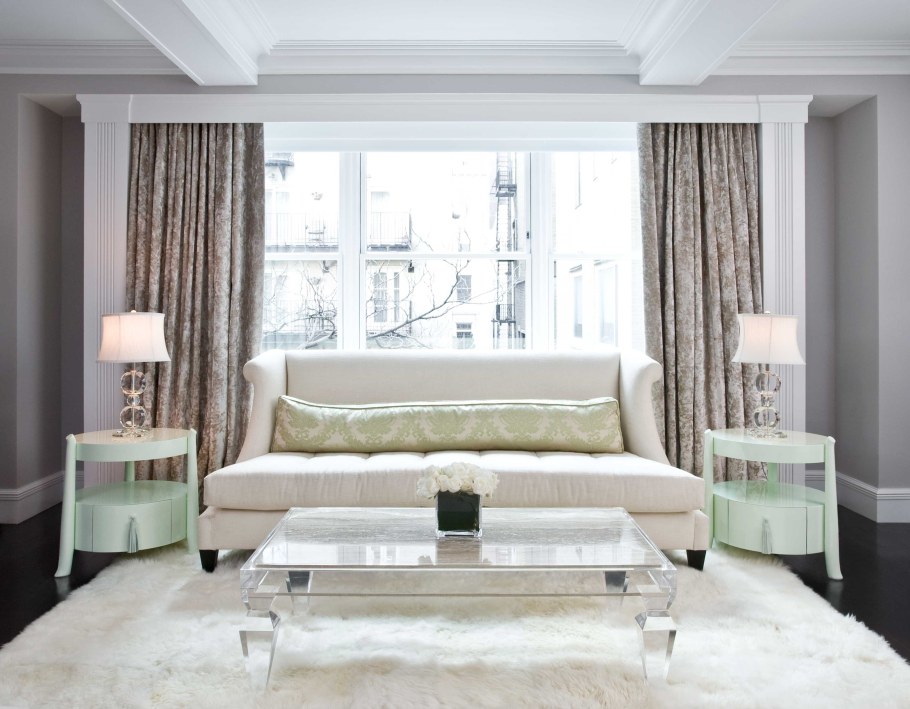 Шторы к белой мебели в гостиной