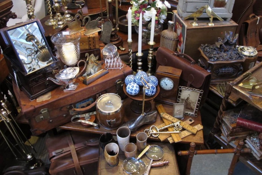 Полки из старых чемоданов