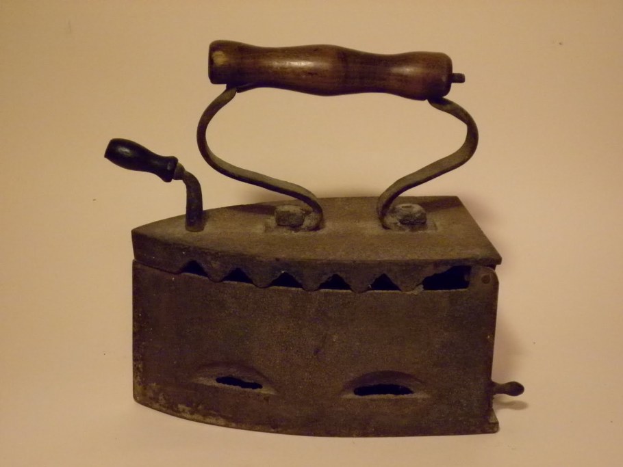 Декупаж старинного утюга