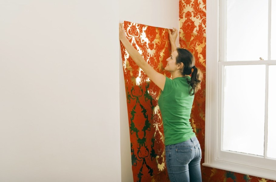 Оклейка стен самоклеющей плиткой