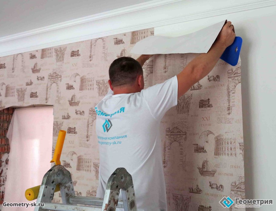 Поклейка обоев на стену