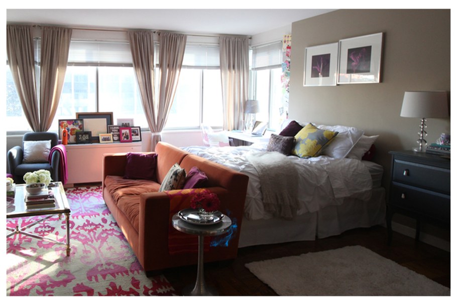 Кровать и диван в одной комнате