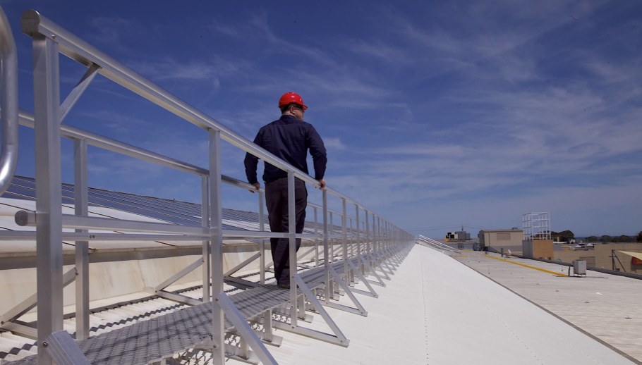 Ограждения на крыше здания