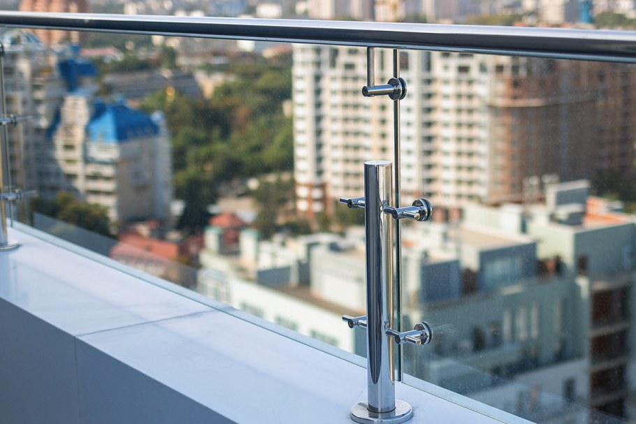 Стеклянное ограждение на крыше