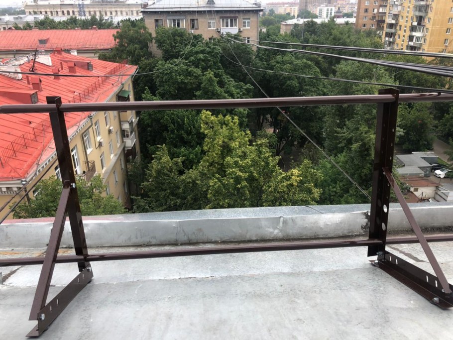 Ограждения на крыше здания