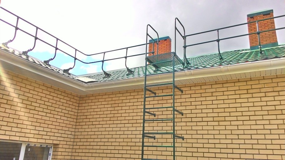 Наружных пожарных лестниц и ограждений на крышах