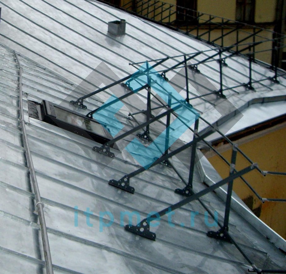 Ограждение крыши пятиэтажки