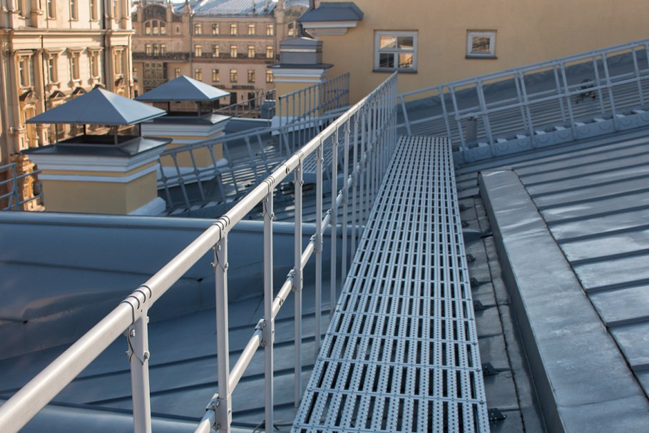 Узел крепления ограждения скатной кровли