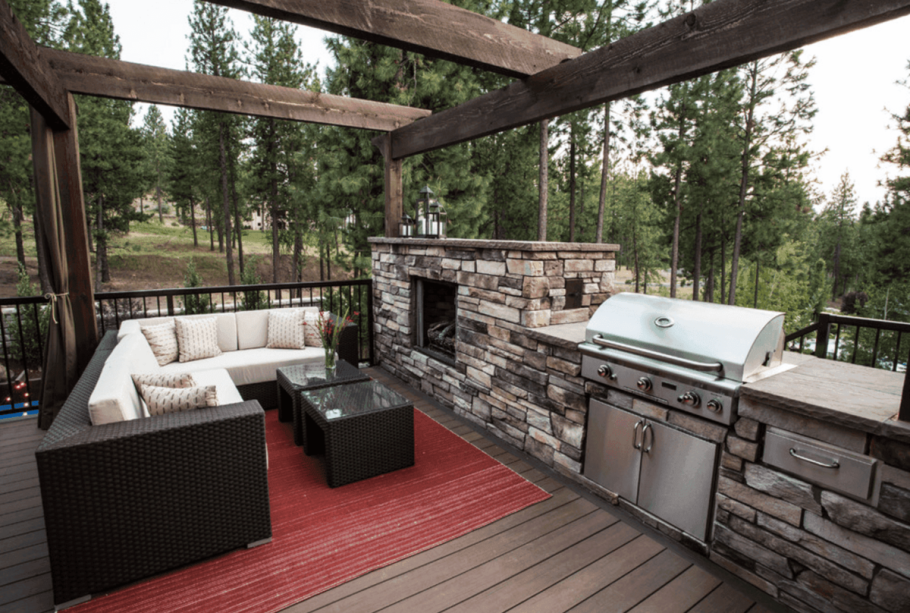 Зона барбекю с кострищем и мангалом