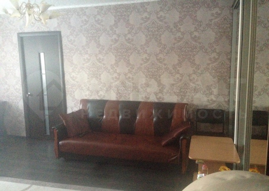 Сочетание темных и светлых обоев