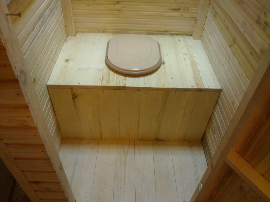 Дачный туалет внутри