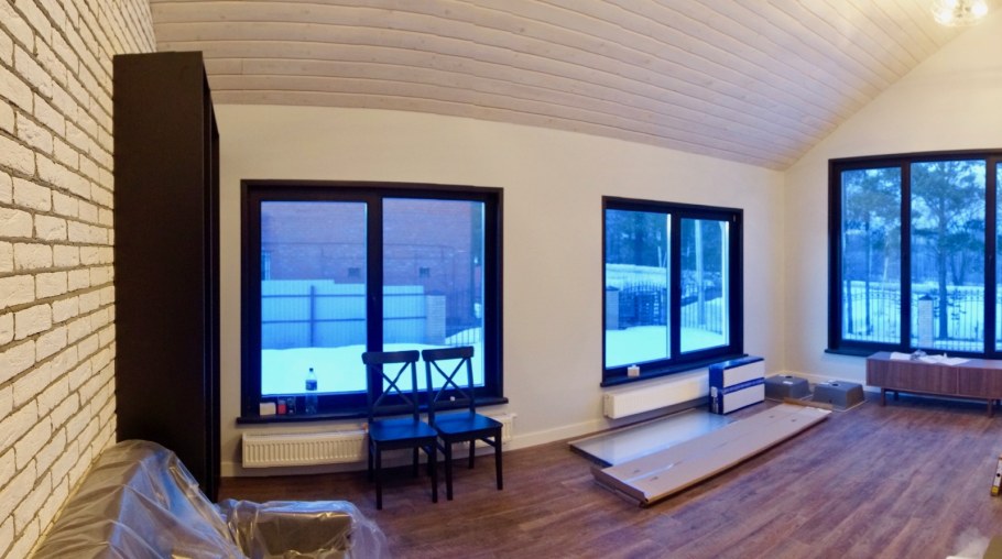 Валик красит стену