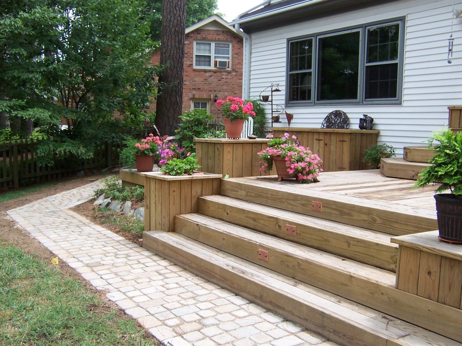 Клумба у террасы