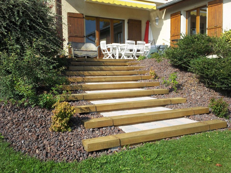 Ступеньки в саду из бруса