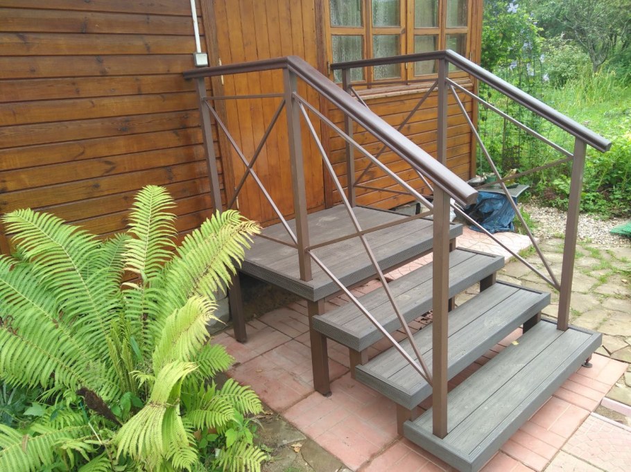 Лестница на крыльцо из металла