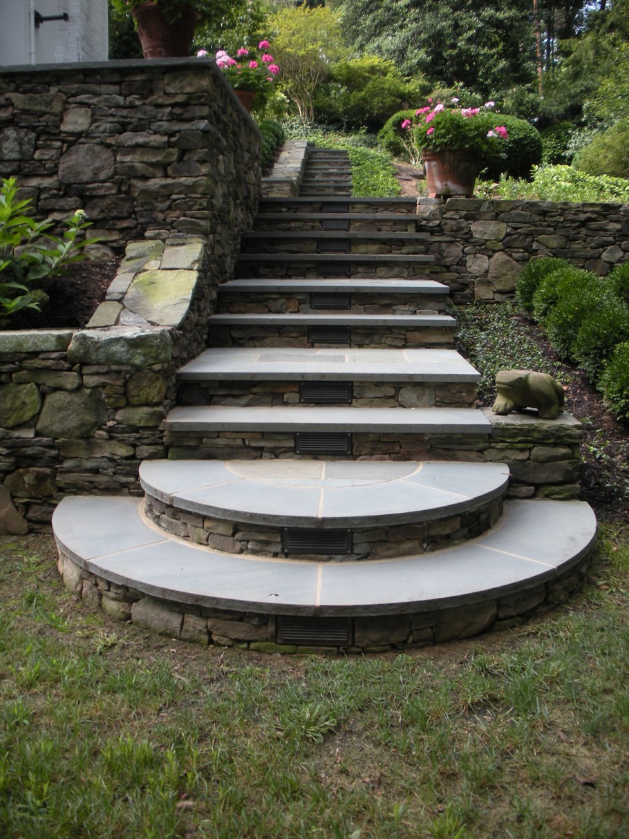 Каменные лестницы в саду