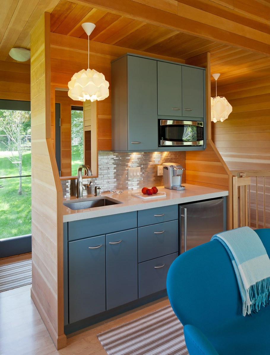 Кухня на даче в деревянном доме