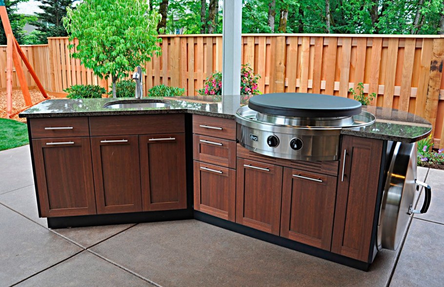 Металлическая кухня для дачи