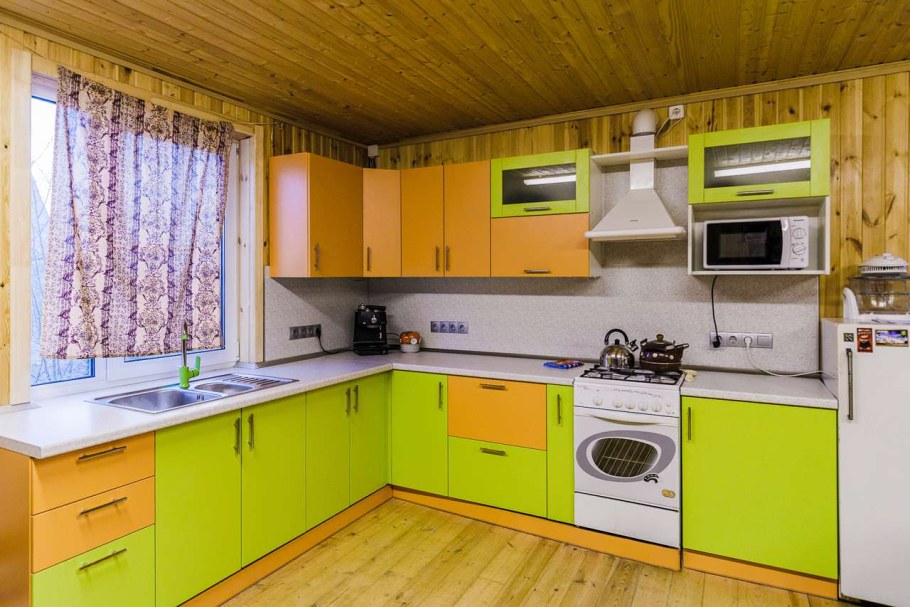 Салатовая кухня на даче