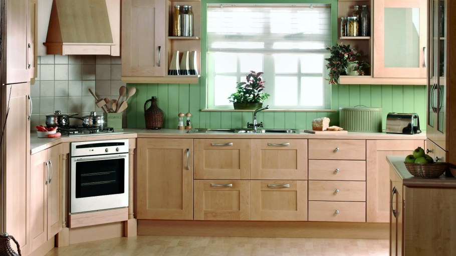 Кухонный гарнитур с окном посередине