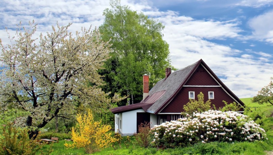 Весенний деревенский домик