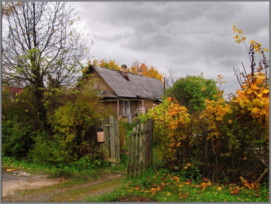 Деревенский домик осень